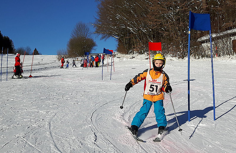 Skirennen für Kinder im Skigebiet Bayern